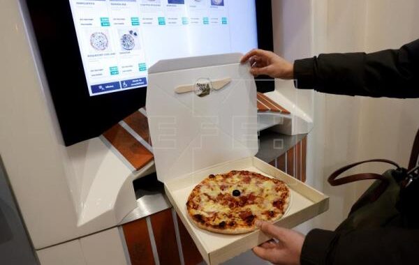 Ferrol estrena la primera expendedora de pizza fresca en Galicia