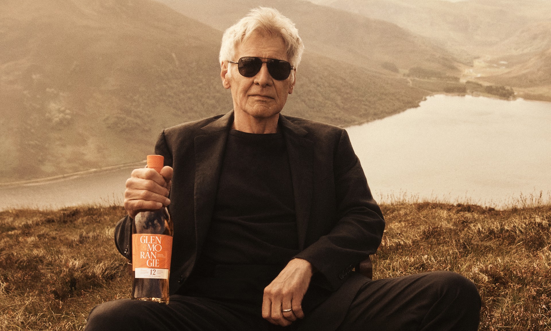 Harrison Ford y el cineasta Joel Edgerton con Glenmorangie whisky de malta de las Highlands